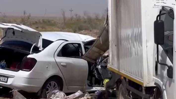 В Хорезме водитель, уснув за рулем, врезался в грузовик и погиб