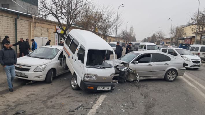 В Самарканде столкнулись BMW, Cobalt и Damas