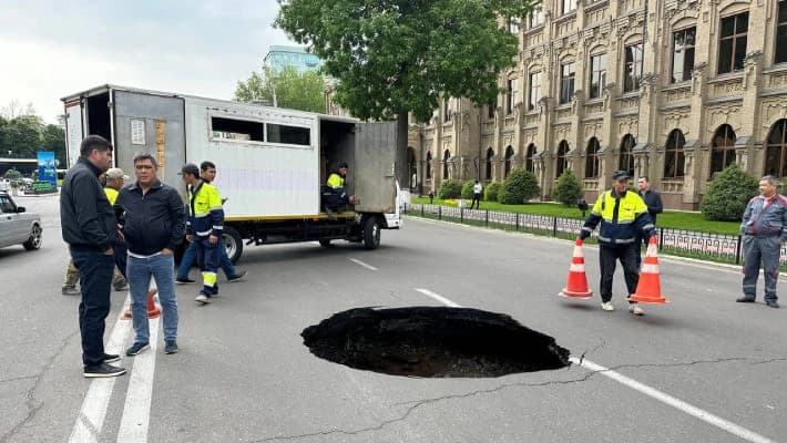 В центре Ташкента асфальт ушел под землю