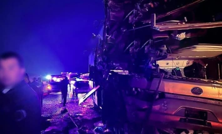 Два человека погибли в ДТП с автобусом и грузовиком в Джизакской области