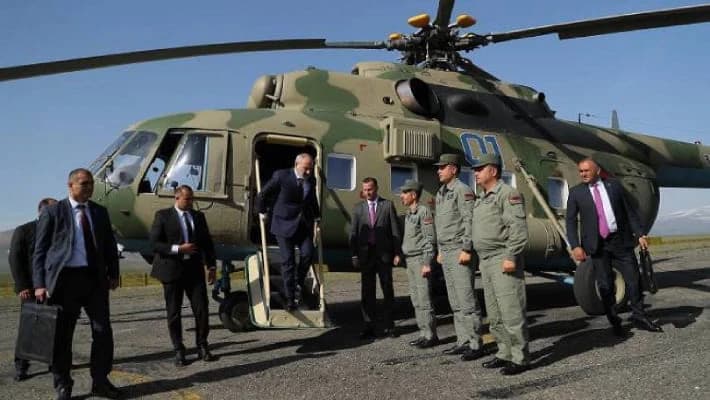 Вертолет с Пашиняном совершил экстренную посадку