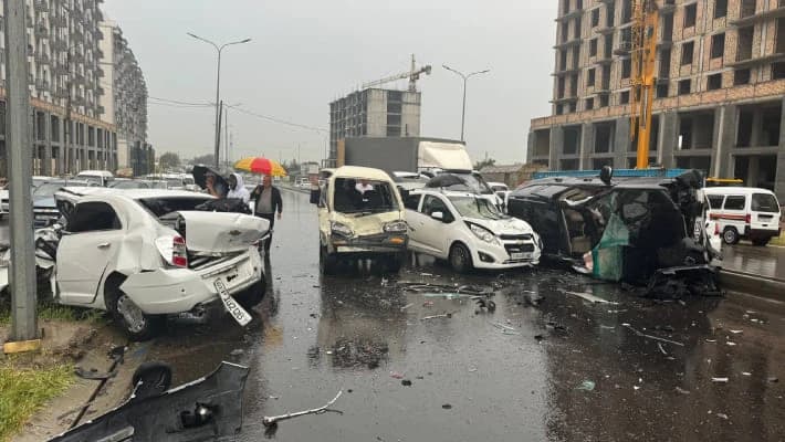 Крупное ДТП произошло на въезде в Ташкент