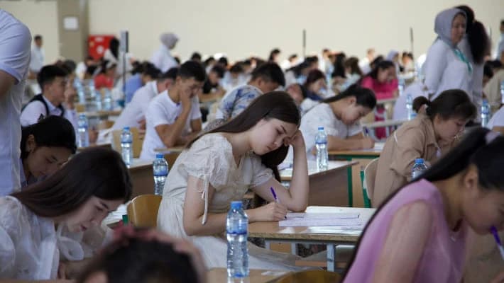 В Ташкенте абитуриент получил шпаргалку от сотрудника «скорой»