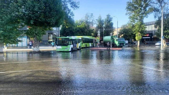 В Ташкенте из-за разрыва трубы затопило улицы