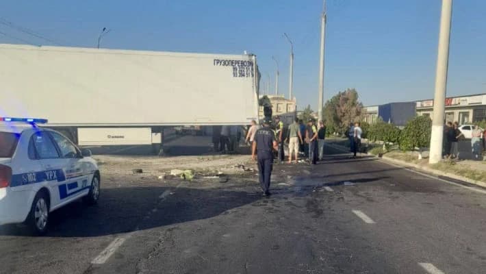 В Ташкенте фура снесла бетонный столб
