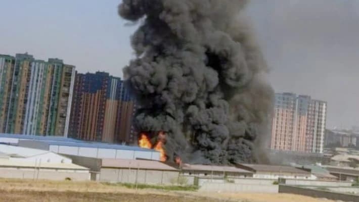 В Ташкенте с утра тушат крупный пожар на складе (видео)