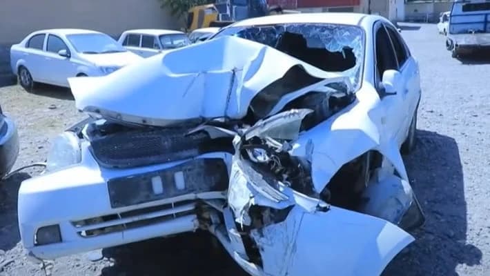 В Самарканде нетрезвый водитель врезался в ворота дома, двое погибли