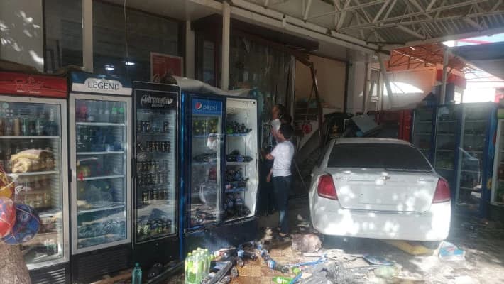 В Самаркандской области Lacetti на скорости влетел в магазин