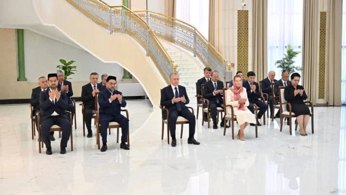 Мирзиёев возложил венок к подножию памятника Каримова в Ташкенте