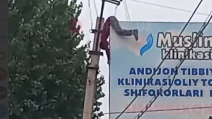 В Андижанской области рабочий повис на билборде после удара током