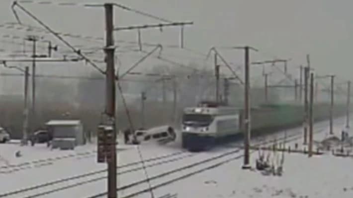 Под Ташкентом поезд снес застрявший на ж/д переезде Damas