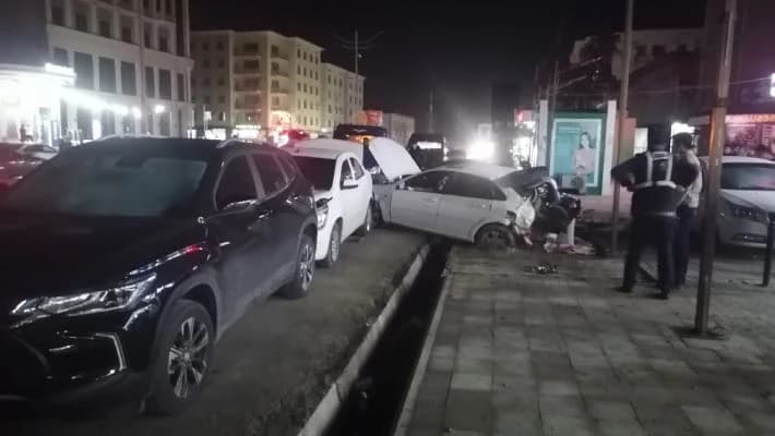 В Карши Lacetti на скорости влетел в припаркованные машины