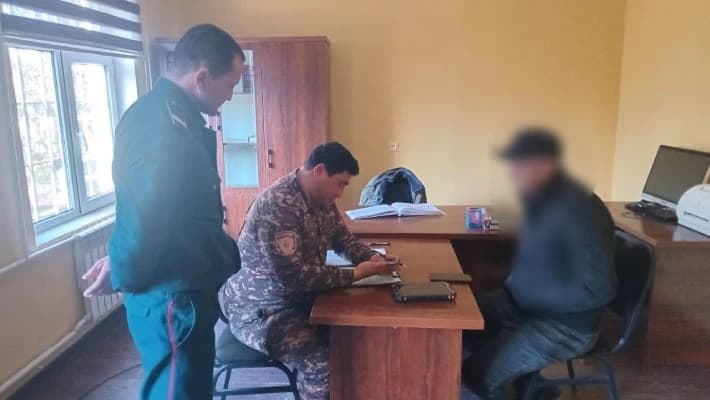 В Джизаке мужчина на камеру съел живую змею