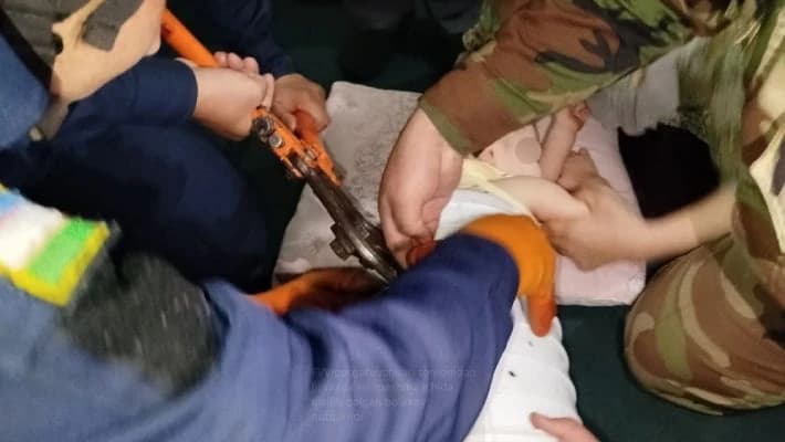 В Джизаке спасатели достали застрявшего в стиральной машине ребенка