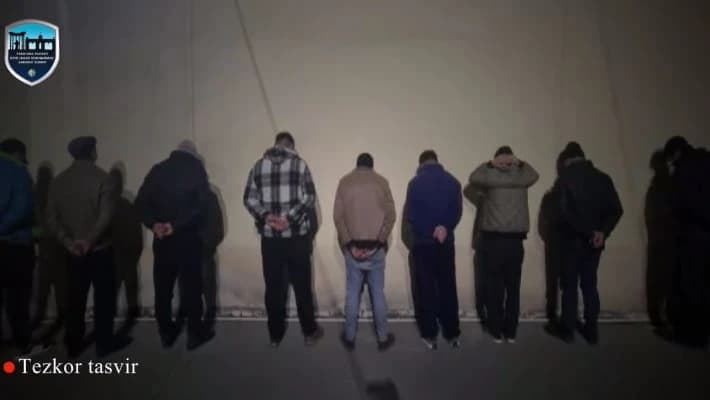 В Фергане на правоохранителей напали с ножами и топором в игорном притоне