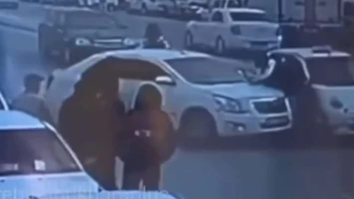 В Бухарской области водитель совершил наезд на сотрудника ДПС