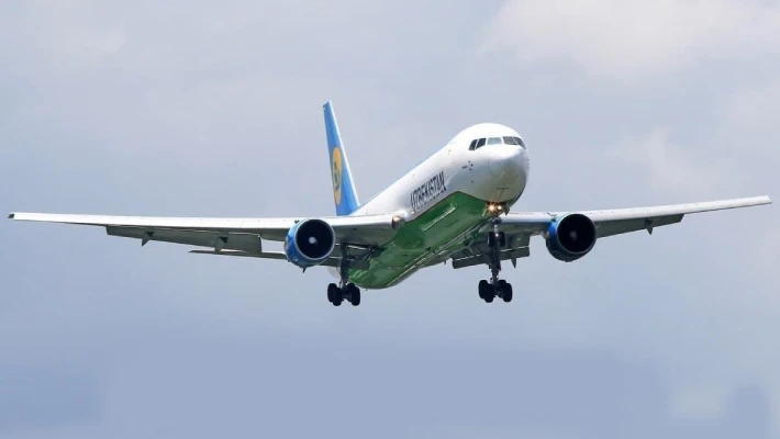 Летевший в Наманган самолет сел в Ташкенте из-за беременной