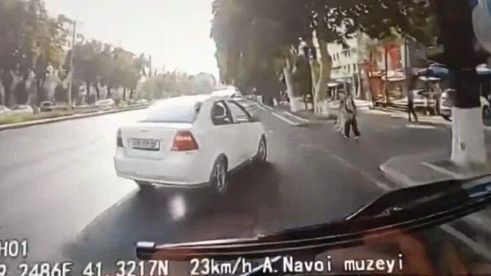 В Ташкенте водитель легкового автомобиля подрезал автобус, один человек пострадал