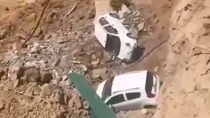 Две машины в Ташкенте провалились в строительный котлован