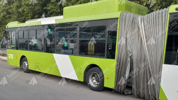 В Ташкенте крышка люка разорвала «гармошку» автобуса