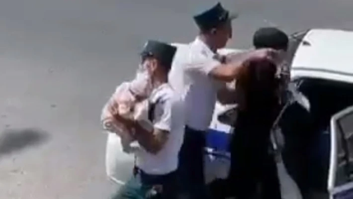 В Фергане уволили сотрудника ППС за грубое задержание женщины с ребенком