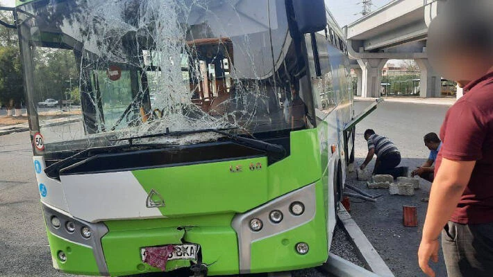В Ташкенте автобус врезался в бетонный столб