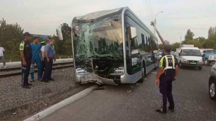 В Ташкенте электробус врезался в столб, шестеро пострадали