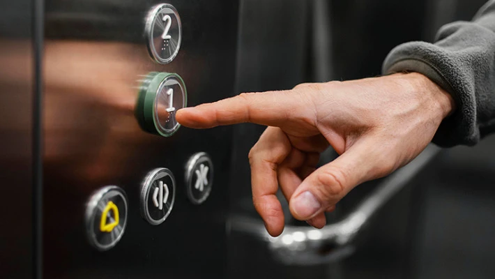 В Ташкенте лифт с людьми внутри сорвался с 9-го этажа