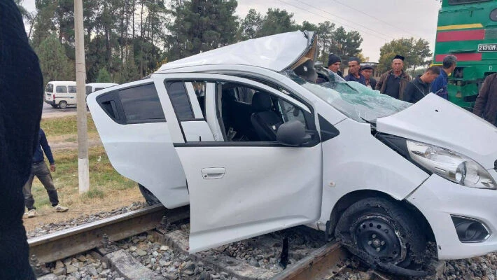 Поезд протаранил машину на переезде в Сурхандарье, один человек погиб