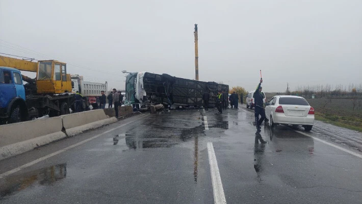 В Самаркандской области перевернулся автобус, один человек погиб