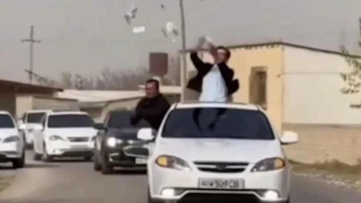 В Самарканде друзей жениха наказали за разбрасывание фальшивых денег из машины