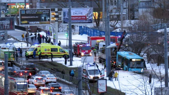 В Петербурге автобус врезался в толпу пешеходов на тротуаре