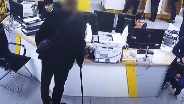 В Ташкенте мужчина хотел снять чужие деньги в банке, переодевшись в пенсионера