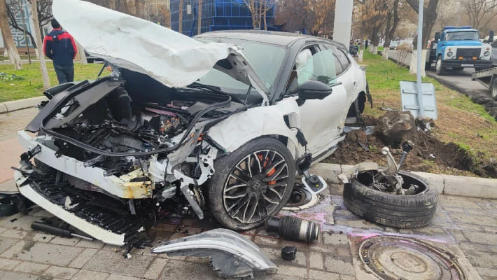 Четыре человека попали в больницу после жесткого ДТП в Ташкенте