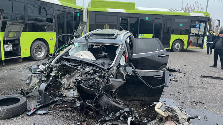 В Ташкенте Tracker на высокой скорости влетел в автобус