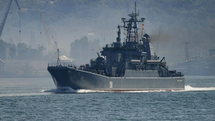 Опубликованы кадры уничтожения одного из новейших судов России в Черном море