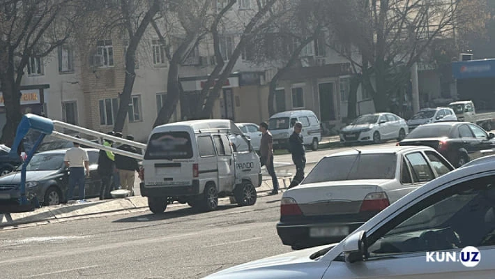 В Ташкенте водитель Damas на большой скорости снес фонарный столб
