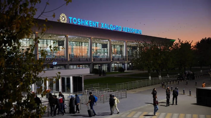Сотрудника службы безопасности аэропорта Ташкента осудили за взятку