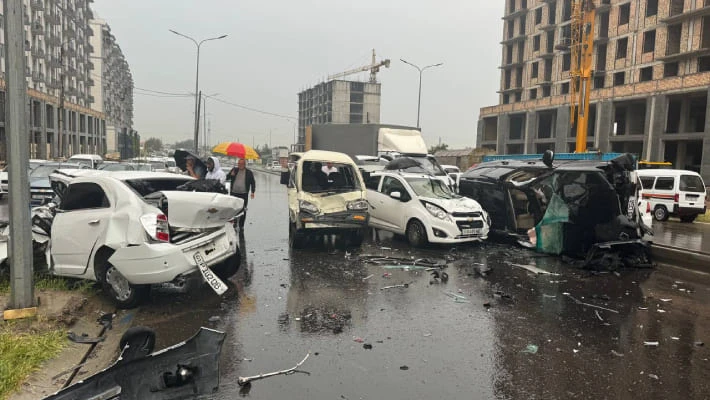 Крупное ДТП произошло на въезде в Ташкент