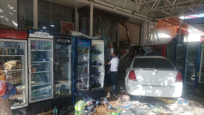 В Самаркандской области Lacetti на скорости влетел в магазин