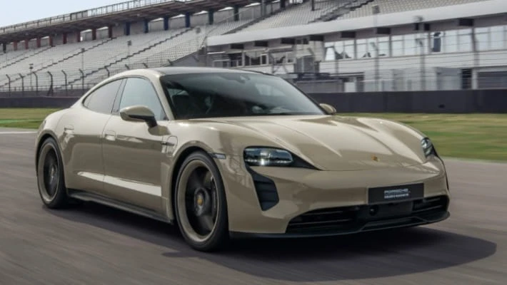 В Андижане водитель Porsche устроил гонки по улицам