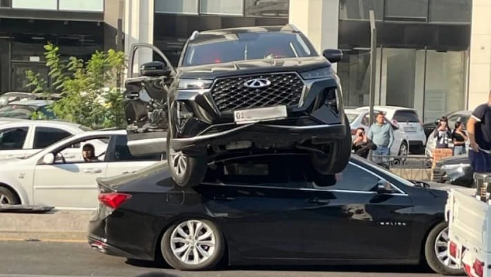 Chery после столкновения оказался на крыше Malibu Chery после столкновения оказался на крыше Malibu