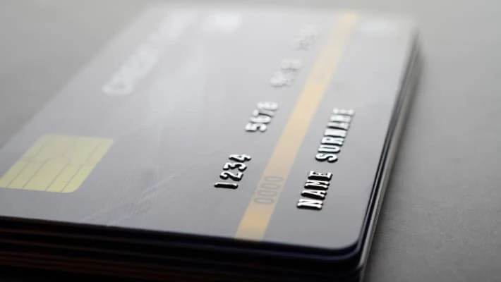 ЦБ разрешил детям самостоятельно открывать банковские карты