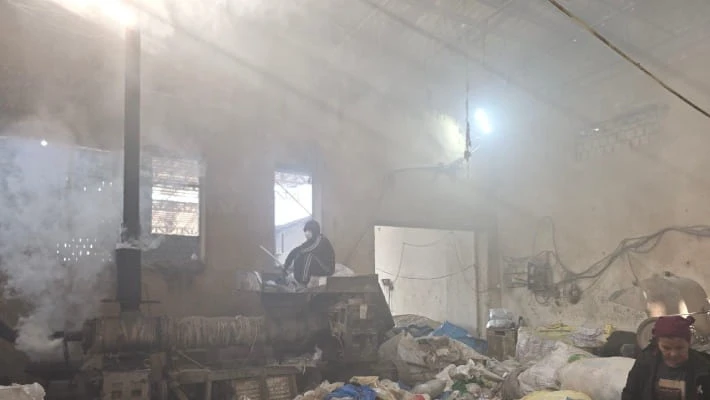 В Зангиоте предприятие вместо переработки отходов сжигало их