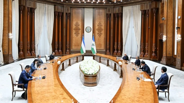 Мирзиёев провел переговоры с главой МИД Китая