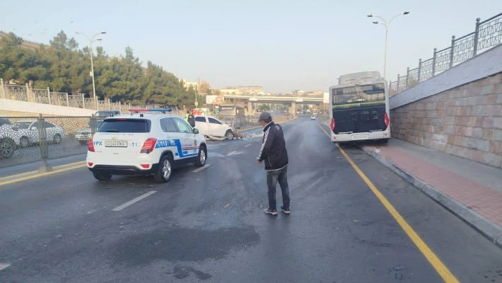 В Самарканде Cobalt выехал на встречную полосу и врезался в автобус В Самарканде Cobalt выехал на встречную полосу и врезался в автобус