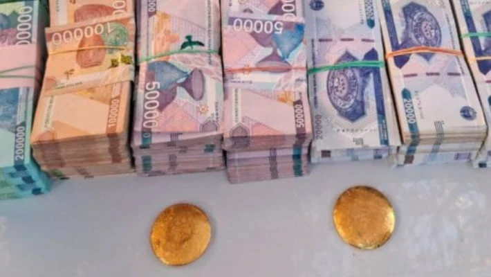 Троих мужчин задержали при попытке сбыта золотых слитков Троих мужчин задержали при попытке сбыта золотых слитков