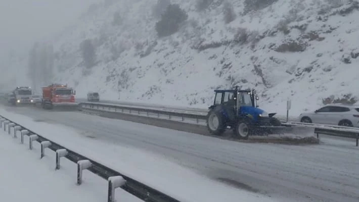 На перевале Камчик идет сильный снег На перевале Камчик идет сильный снег