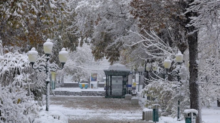 Узгидромет объяснил, почему снег не всегда очищает воздух Узгидромет объяснил, почему снег не всегда очищает воздух