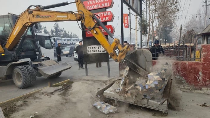 В Шахрихане при рейдах против загрязнения воздуха разрушили тандыры В Шахрихане при рейдах против загрязнения воздуха разрушили тандыры